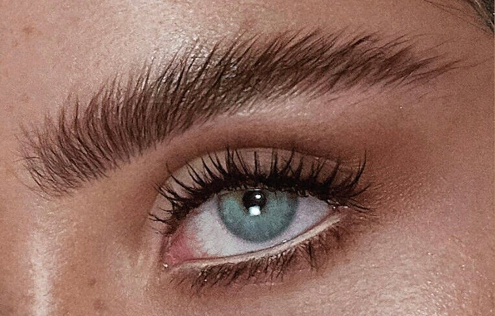 Professionell geformte Augenbrauen und Wimpern